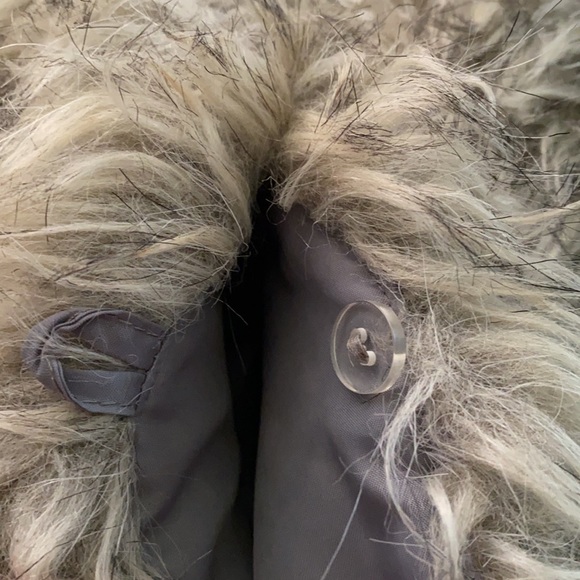 Old Navy Faux Fur Vest - Picture 5 of 6